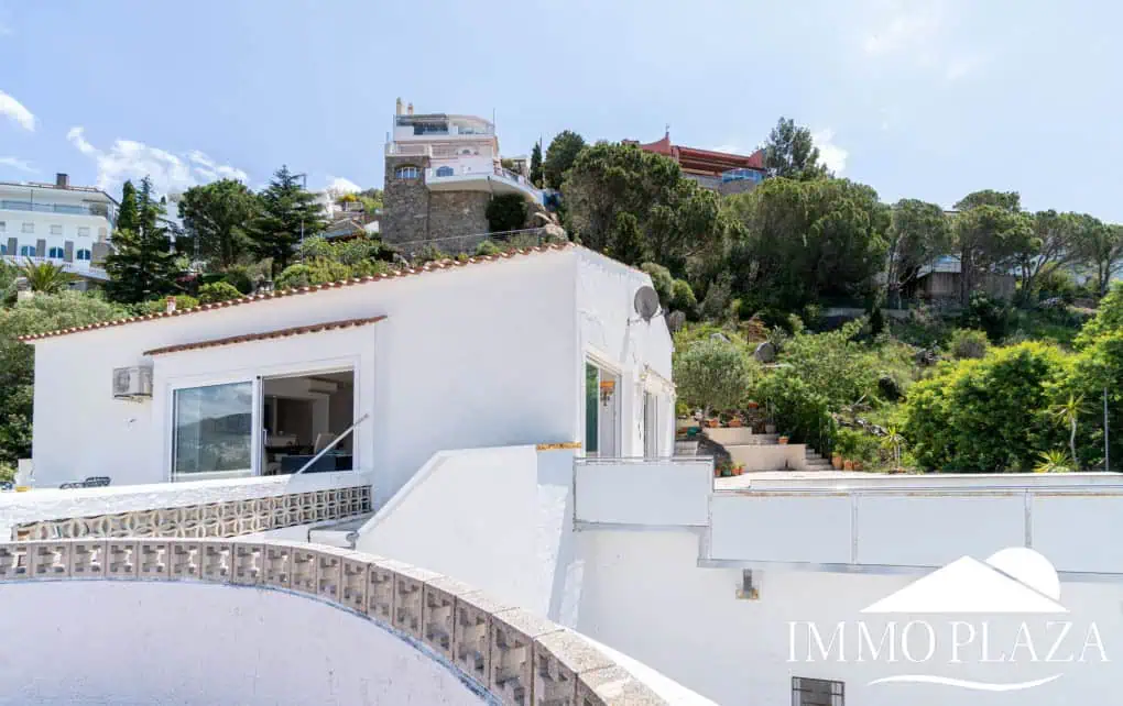Villa with surprising views of the sea and the Bay of Roses, very private; 2 beds, 3 baths, pool, terraces, garage & parking