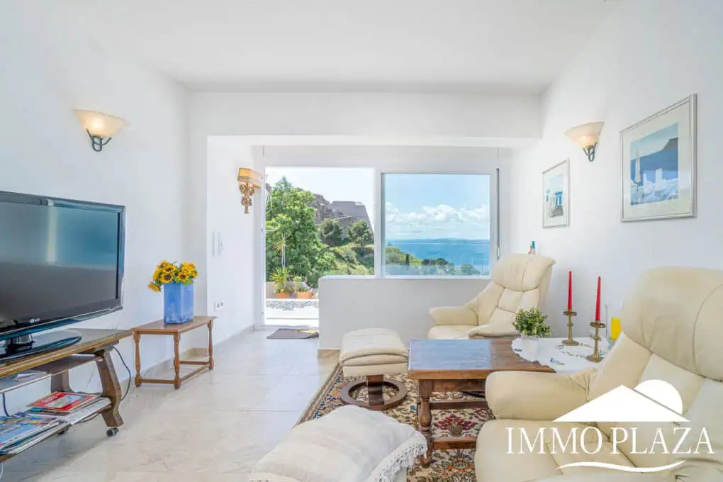 Villa with surprising views of the sea and the Bay of Roses, very private; 2 beds, 3 baths, pool, terraces, garage & parking