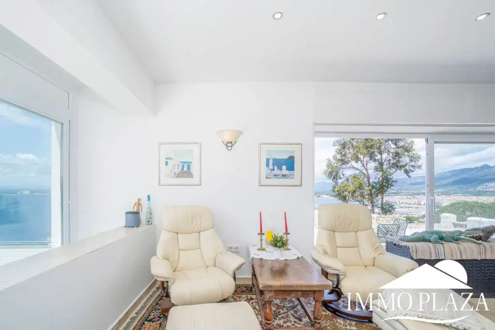 Villa with surprising views of the sea and the Bay of Roses, very private; 2 beds, 3 baths, pool, terraces, garage & parking