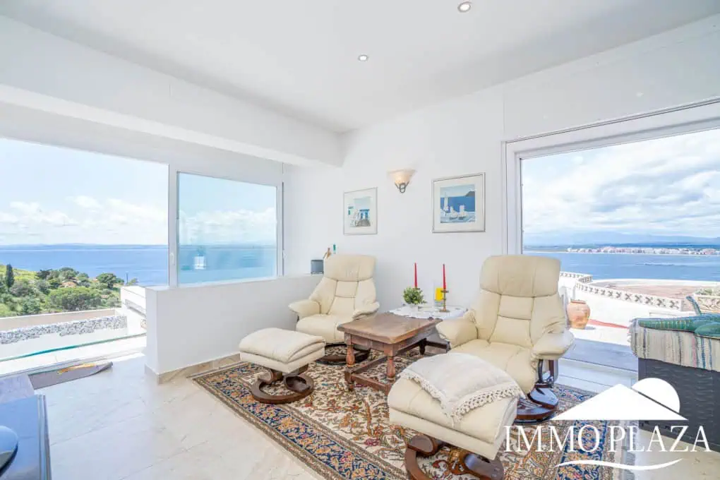 Villa with surprising views of the sea and the Bay of Roses, very private; 2 beds, 3 baths, pool, terraces, garage & parking