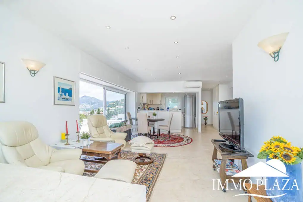 Villa with surprising views of the sea and the Bay of Roses, very private; 2 beds, 3 baths, pool, terraces, garage & parking