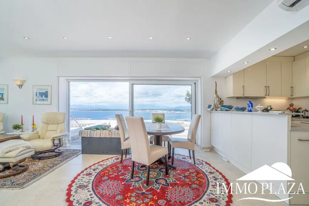 Villa with surprising views of the sea and the Bay of Roses, very private; 2 beds, 3 baths, pool, terraces, garage & parking
