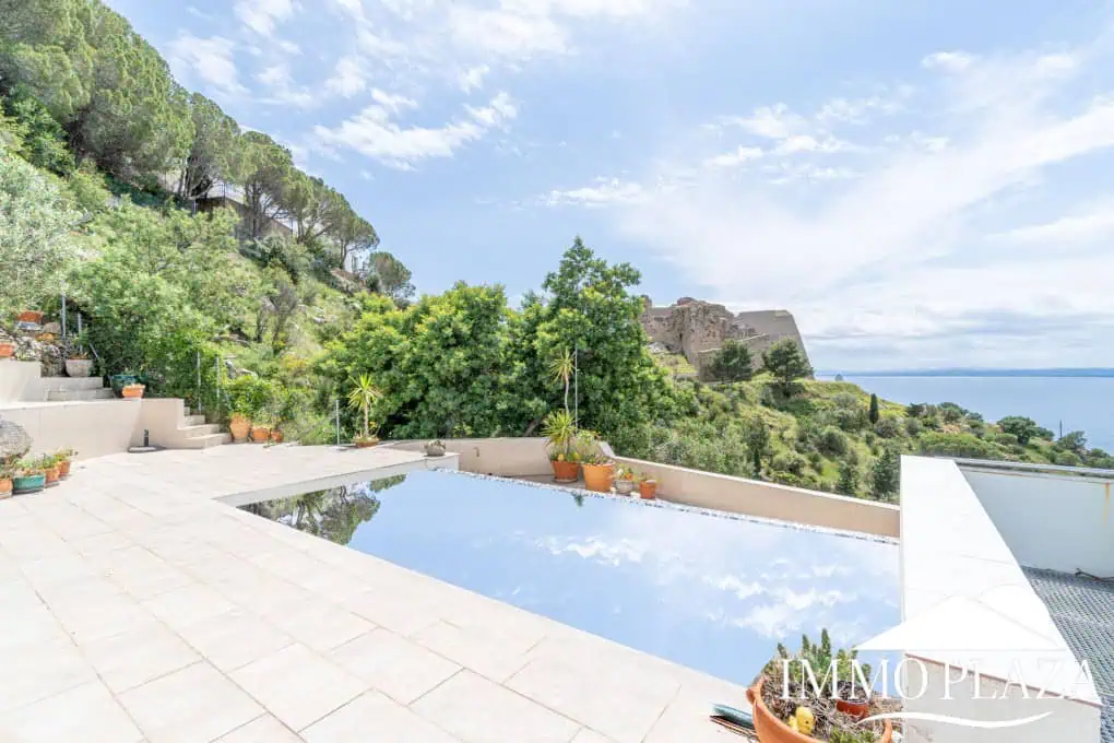 Villa with surprising views of the sea and the Bay of Roses, very private; 2 beds, 3 baths, pool, terraces, garage & parking