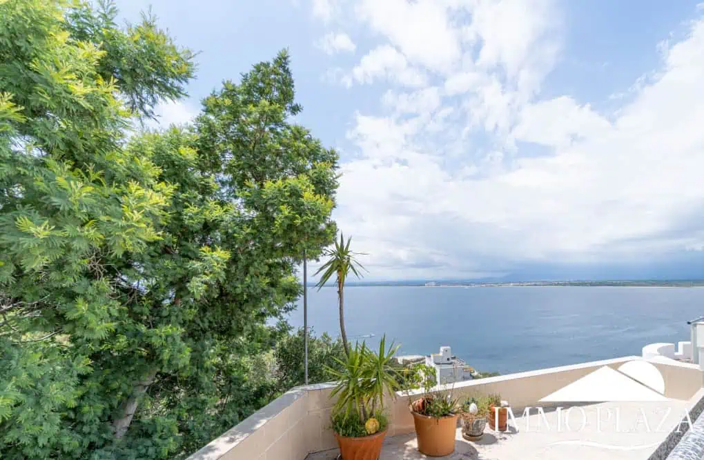 Villa with surprising views of the sea and the Bay of Roses, very private; 2 beds, 3 baths, pool, terraces, garage & parking