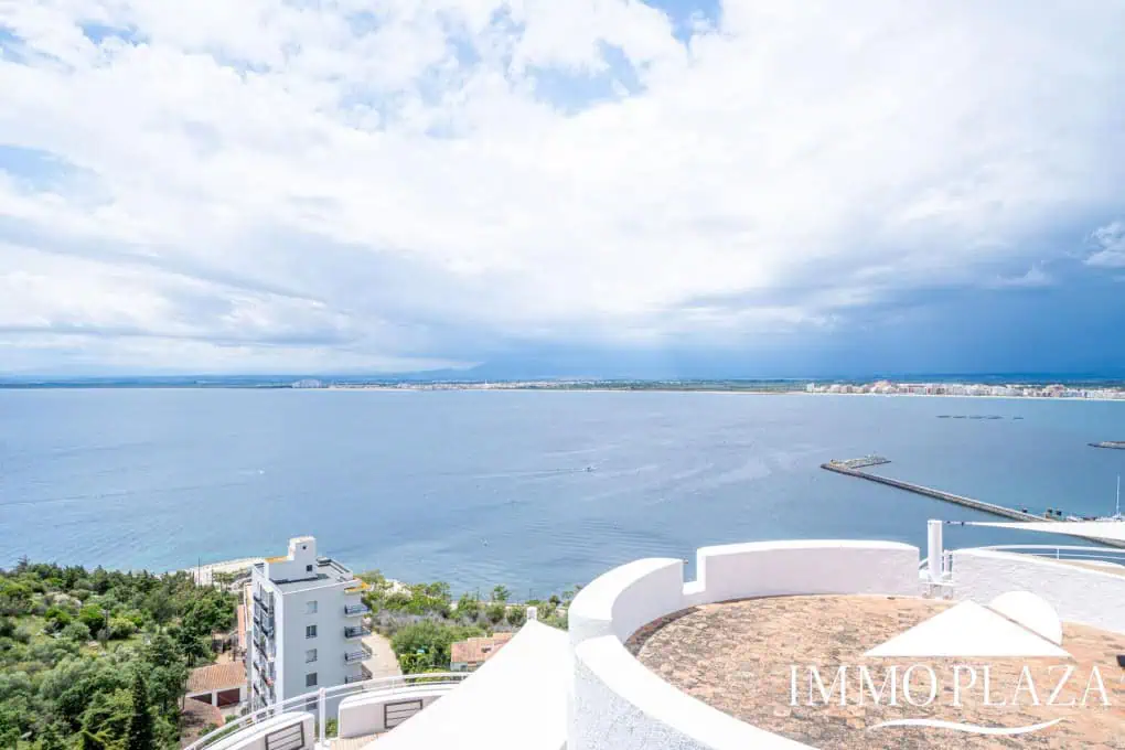 Villa with surprising views of the sea and the Bay of Roses, very private; 2 beds, 3 baths, pool, terraces, garage & parking