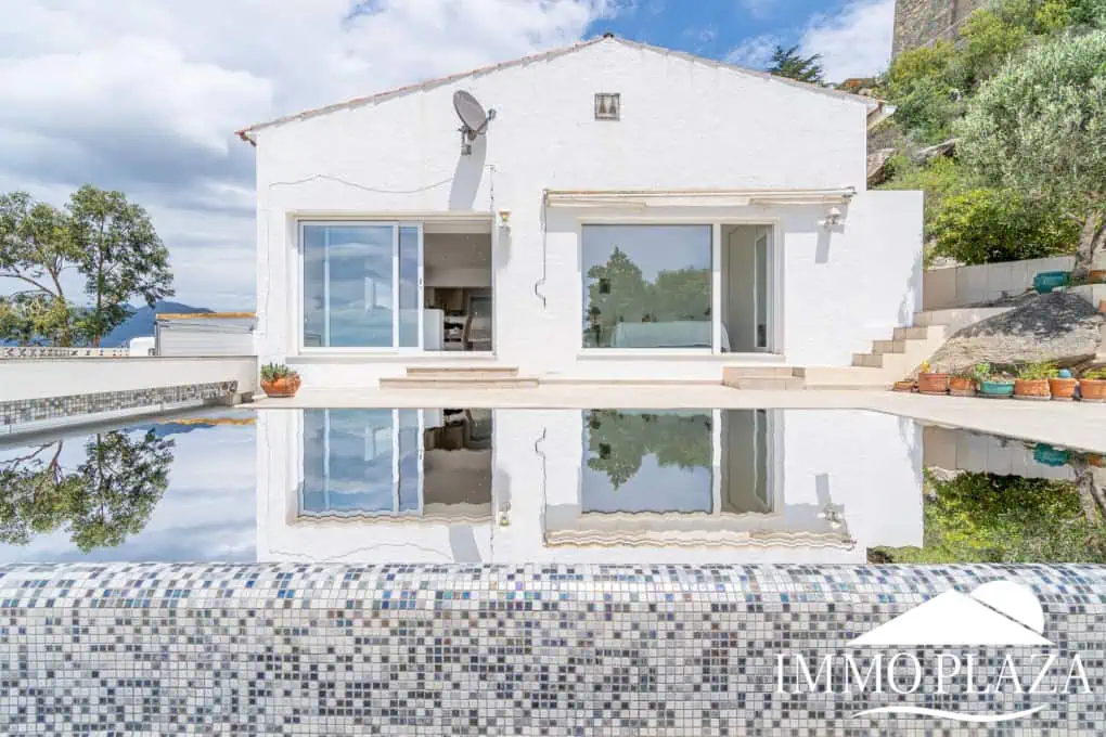 Villa with surprising views of the sea and the Bay of Roses, very private; 2 beds, 3 baths, pool, terraces, garage & parking