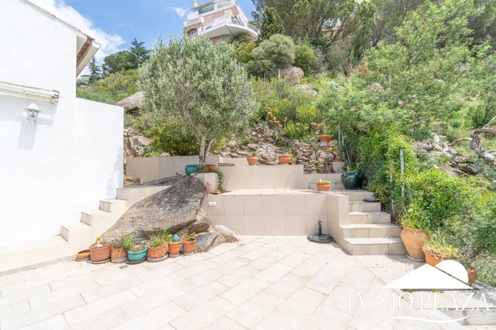 Villa with surprising views of the sea and the Bay of Roses, very private; 2 beds, 3 baths, pool, terraces, garage & parking