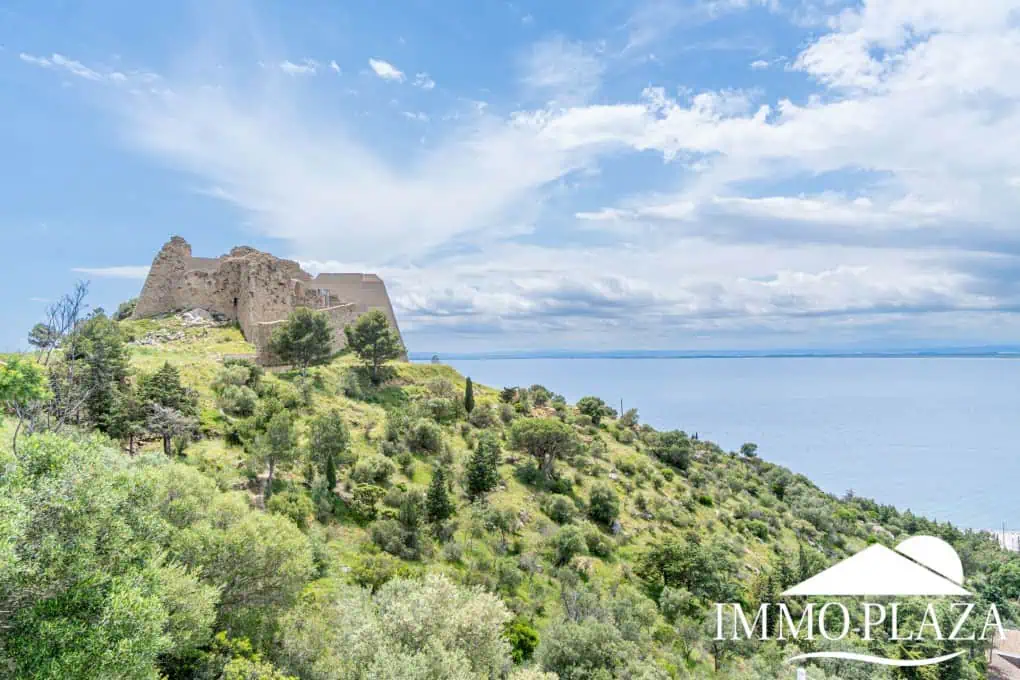 Villa with surprising views of the sea and the Bay of Roses, very private; 2 beds, 3 baths, pool, terraces, garage & parking