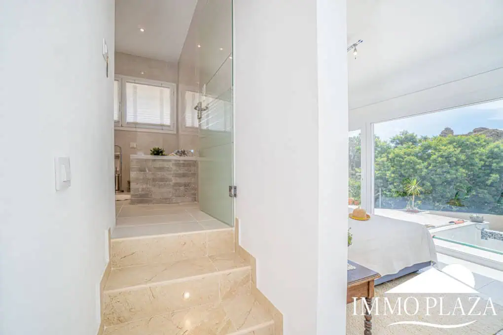 Villa with surprising views of the sea and the Bay of Roses, very private; 2 beds, 3 baths, pool, terraces, garage & parking