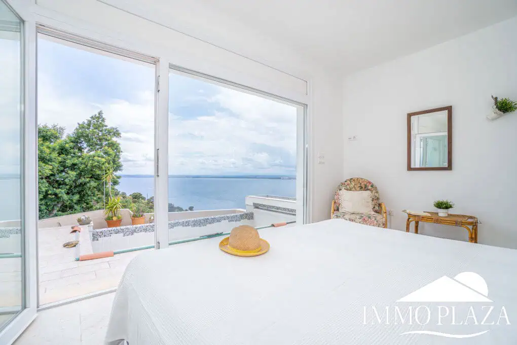 Villa with surprising views of the sea and the Bay of Roses, very private; 2 beds, 3 baths, pool, terraces, garage & parking