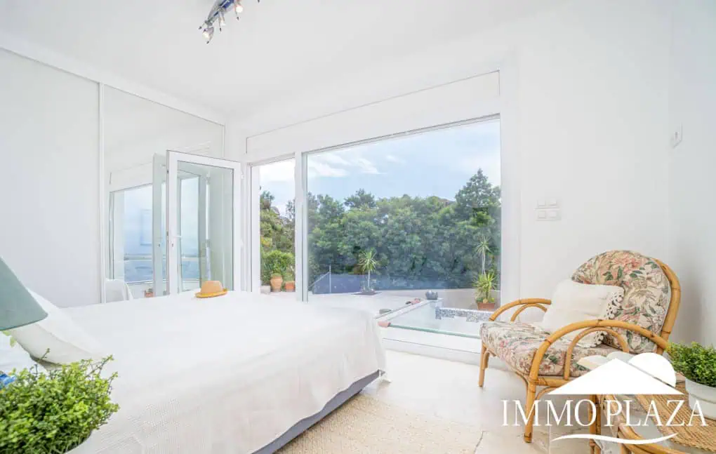 Villa with surprising views of the sea and the Bay of Roses, very private; 2 beds, 3 baths, pool, terraces, garage & parking