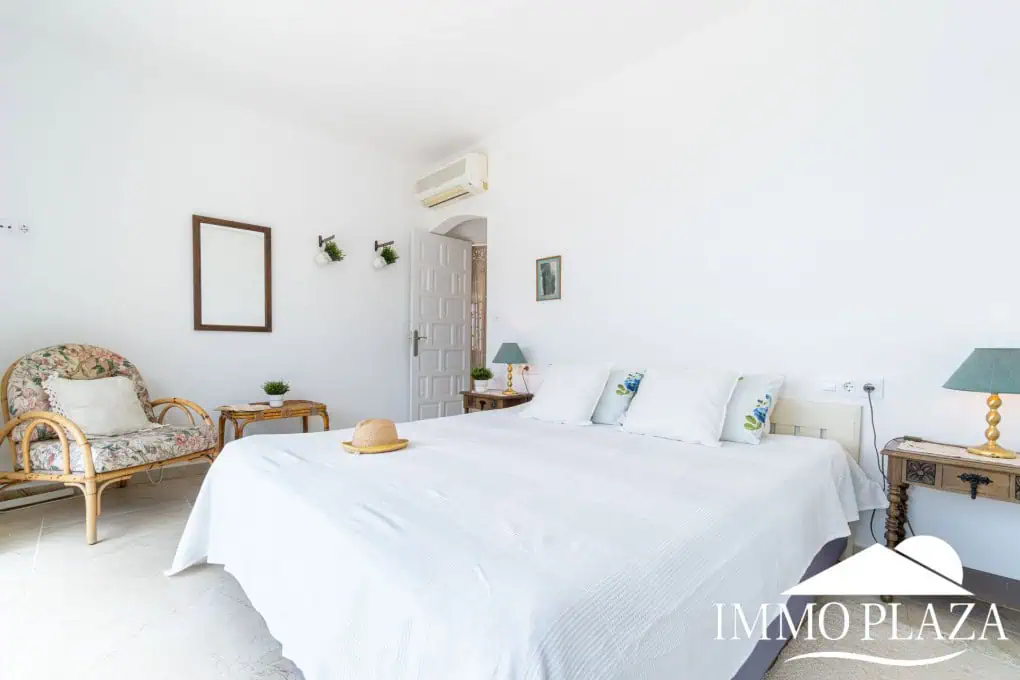 Villa with surprising views of the sea and the Bay of Roses, very private; 2 beds, 3 baths, pool, terraces, garage & parking