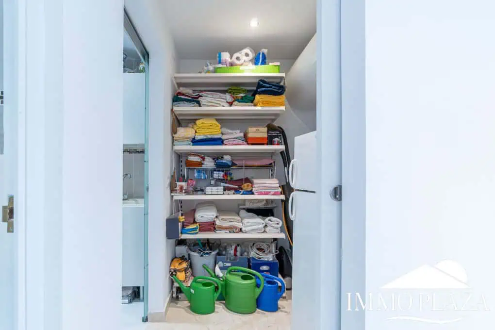 Villa with surprising views of the sea and the Bay of Roses, very private; 2 beds, 3 baths, pool, terraces, garage & parking