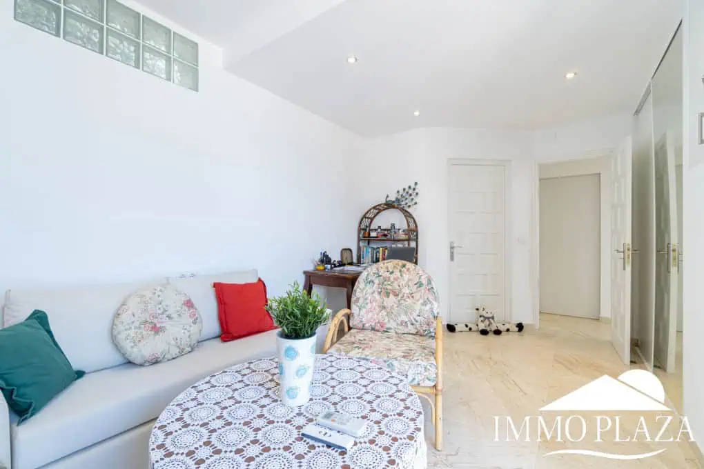 Villa with surprising views of the sea and the Bay of Roses, very private; 2 beds, 3 baths, pool, terraces, garage & parking