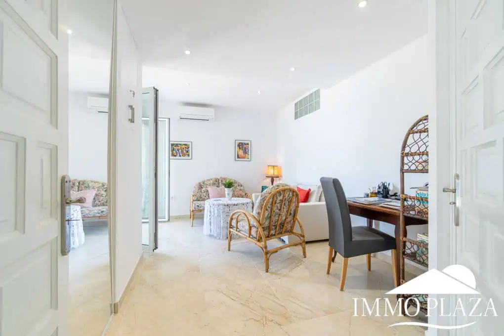 Villa with surprising views of the sea and the Bay of Roses, very private; 2 beds, 3 baths, pool, terraces, garage & parking