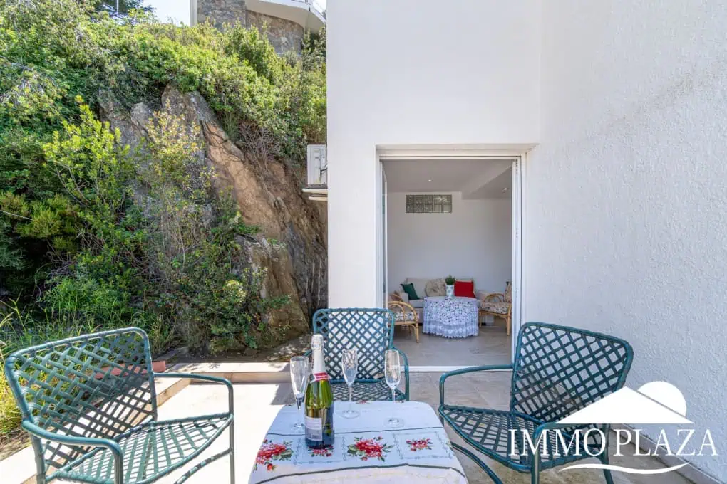 Villa with surprising views of the sea and the Bay of Roses, very private; 2 beds, 3 baths, pool, terraces, garage & parking