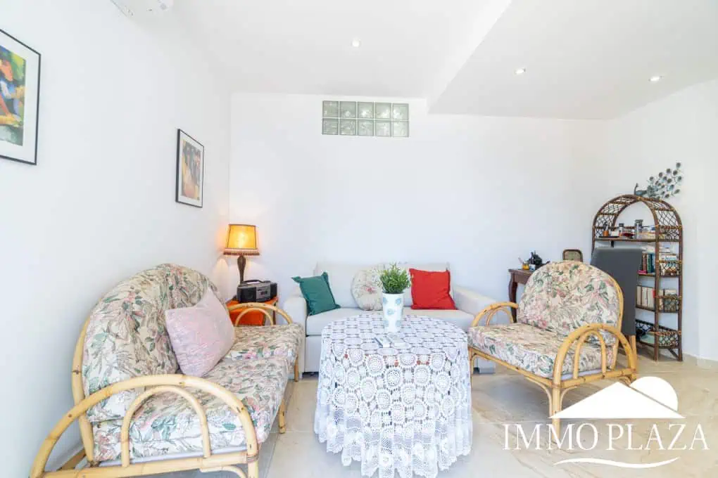 Villa with surprising views of the sea and the Bay of Roses, very private; 2 beds, 3 baths, pool, terraces, garage & parking