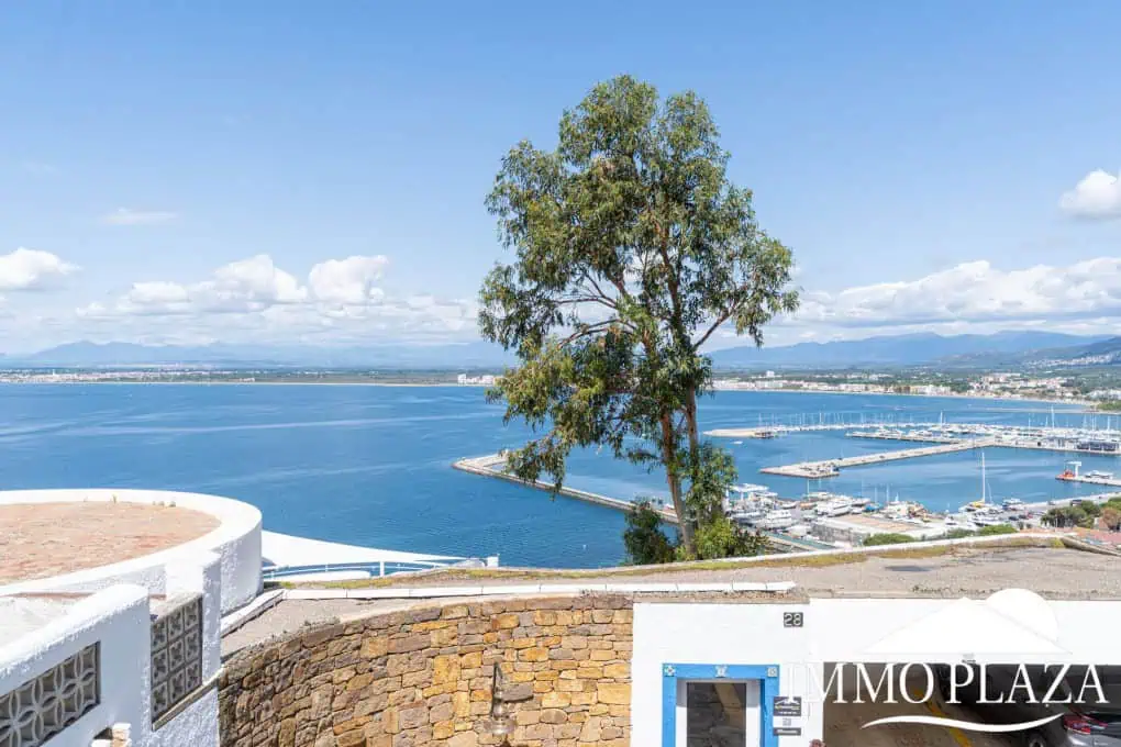 Villa with surprising views of the sea and the Bay of Roses, very private; 2 beds, 3 baths, pool, terraces, garage & parking