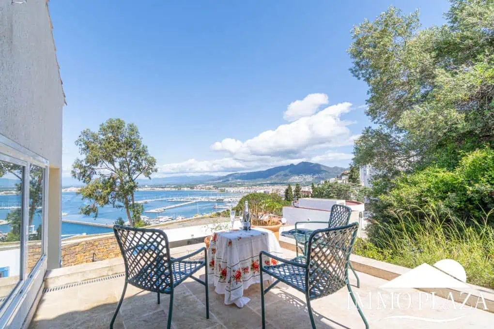 Villa with surprising views of the sea and the Bay of Roses, very private; 2 beds, 3 baths, pool, terraces, garage & parking