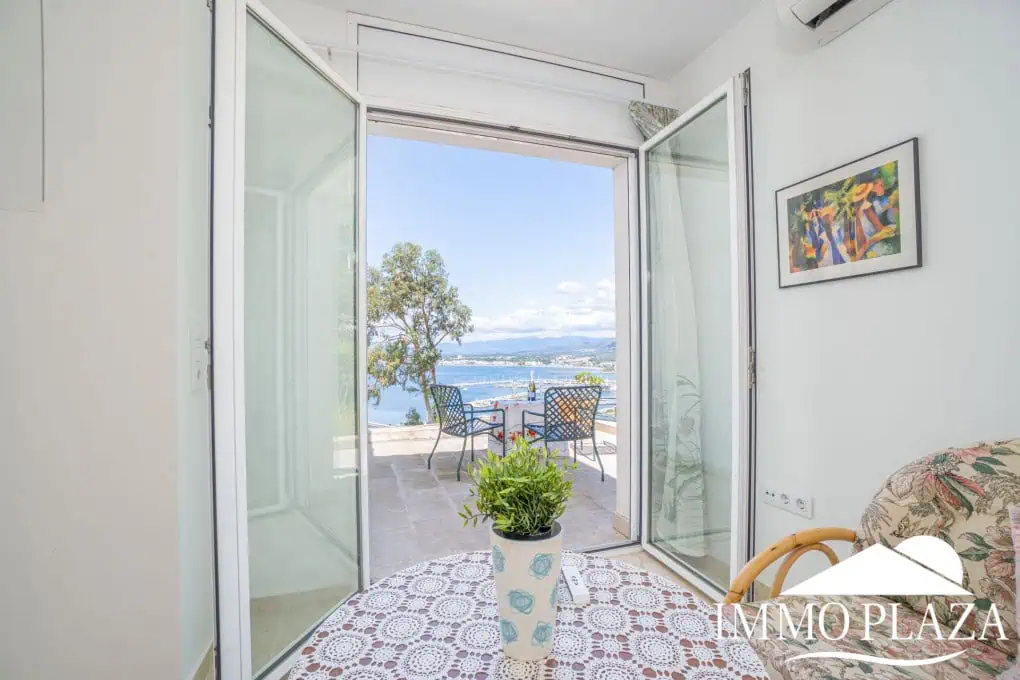 Villa with surprising views of the sea and the Bay of Roses, very private; 2 beds, 3 baths, pool, terraces, garage & parking