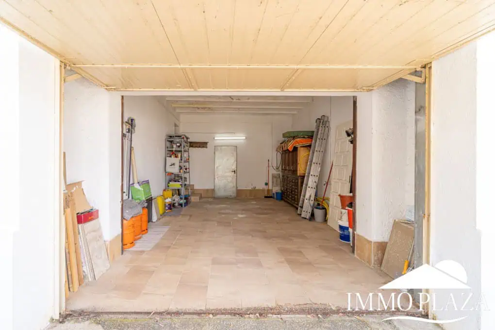 Villa with surprising views of the sea and the Bay of Roses, very private; 2 beds, 3 baths, pool, terraces, garage & parking