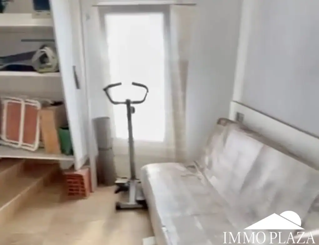 Villa with surprising views of the sea and the Bay of Roses, very private; 2 beds, 3 baths, pool, terraces, garage & parking