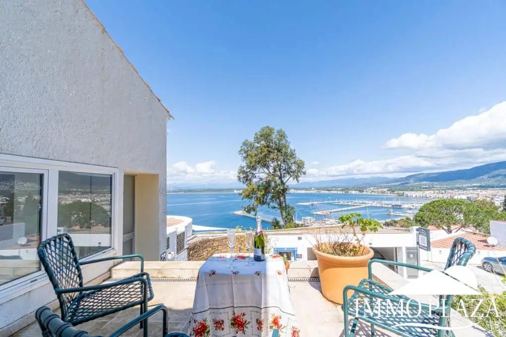 Villa with surprising views of the sea and the Bay of Roses, very private; 2 beds, 3 baths, pool, terraces, garage & parking
