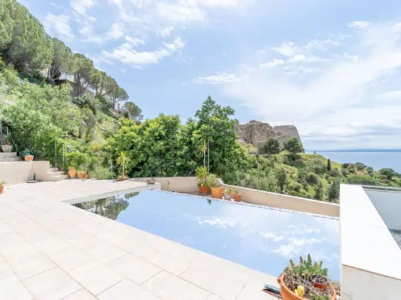 Villa with surprising views of the sea and the Bay of Roses, very private; 2 beds, 3 baths, pool, terraces, garage & parking