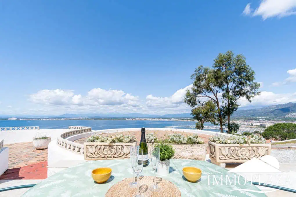 Villa with surprising views of the sea and the Bay of Roses, very private; 2 beds, 3 baths, pool, terraces, garage & parking