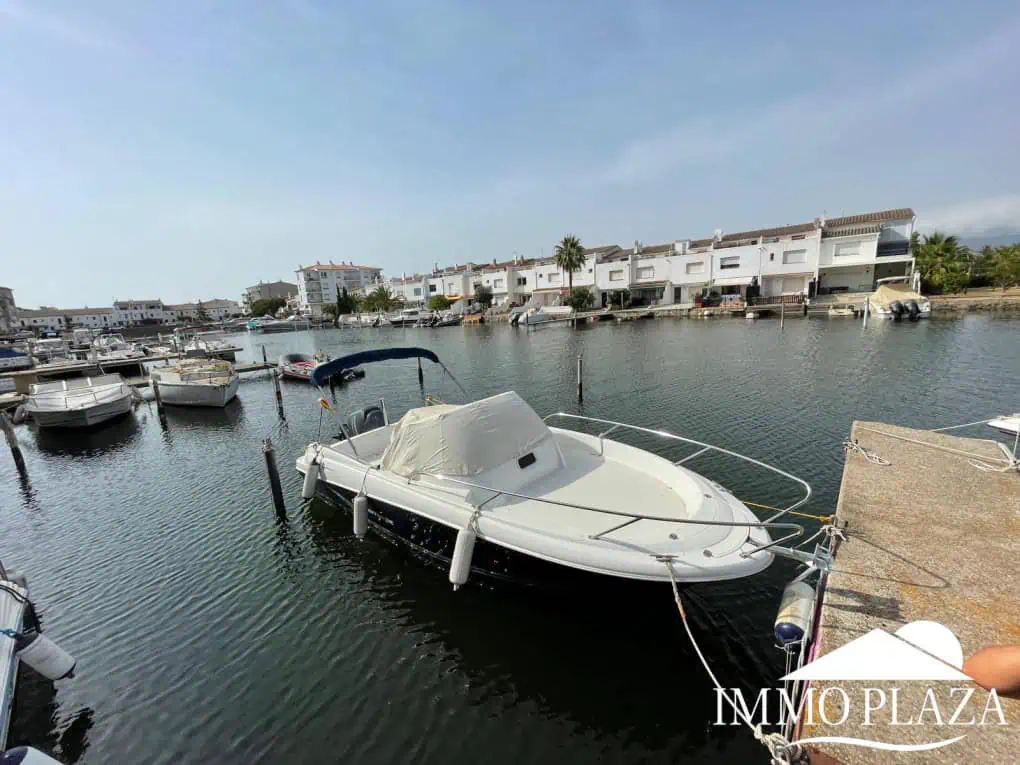 Amarre para barco a motor de 7 x 2,5 mtr en venta Port Emporda Empuriabrava Costa Brava