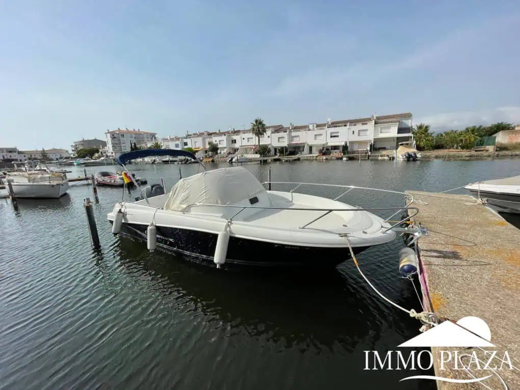 Amarre para barco a motor de 7 x 2,5 mtr en venta Port Emporda Empuriabrava Costa Brava