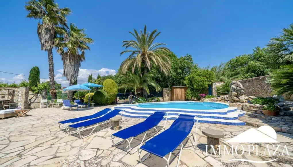 Large family villa on a plot of 3800m2, 7 bedrooms, 5 bathrooms, + outbuilding of 70m2, swimming pool. Costa Brava – Rosas