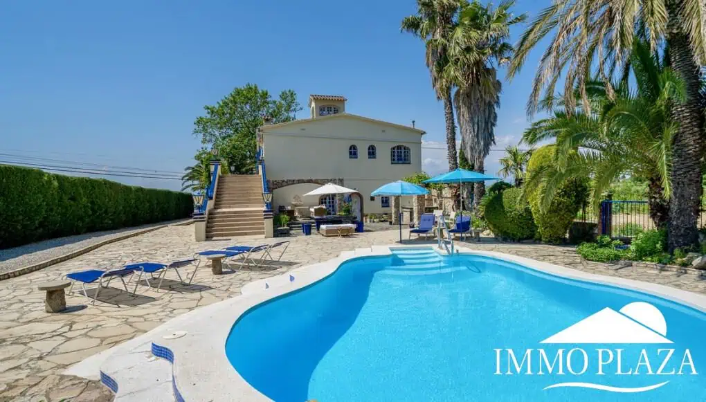 Large family villa on a plot of 3800m2, 7 bedrooms, 5 bathrooms, + outbuilding of 70m2, swimming pool. Costa Brava – Rosas