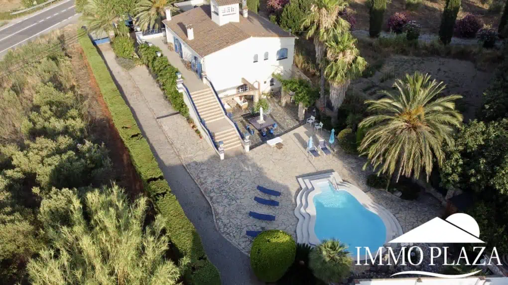 Large family villa on a plot of 3800m2, 7 bedrooms, 5 bathrooms, + outbuilding of 70m2, swimming pool. Costa Brava – Rosas