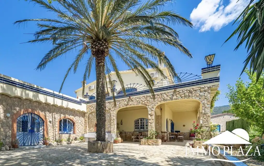 Large family villa on a plot of 3800m2, 7 bedrooms, 5 bathrooms, + outbuilding of 70m2, swimming pool. Costa Brava – Rosas