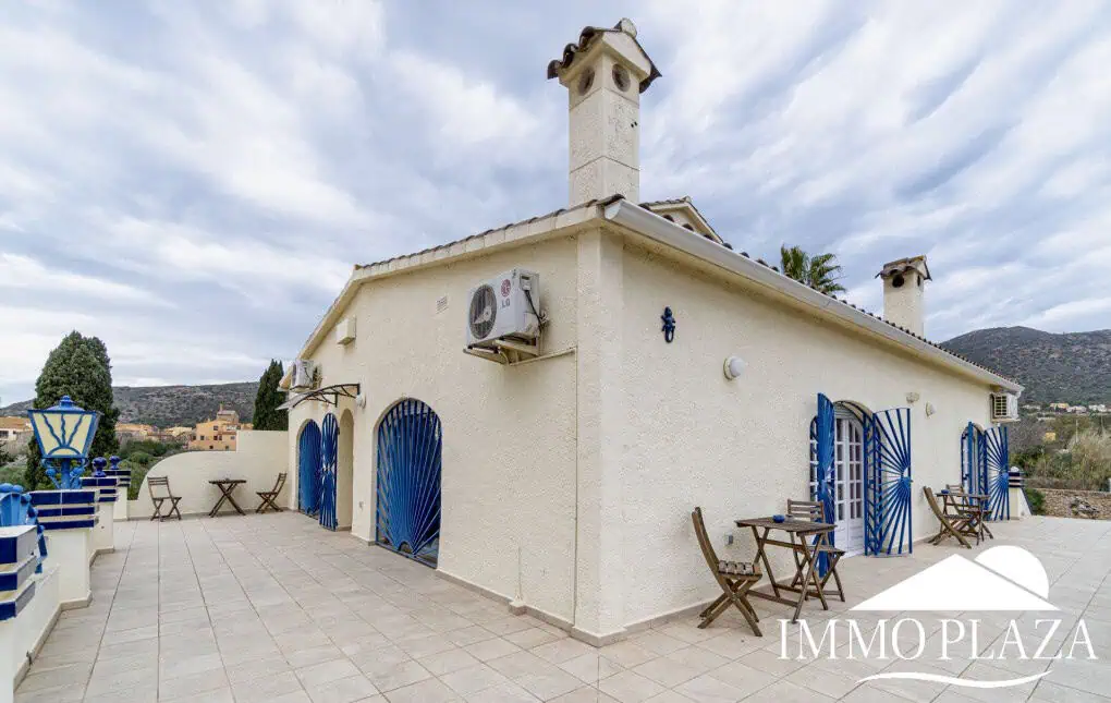 Large family villa on a plot of 3800m2, 7 bedrooms, 5 bathrooms, + outbuilding of 70m2, swimming pool. Costa Brava – Rosas