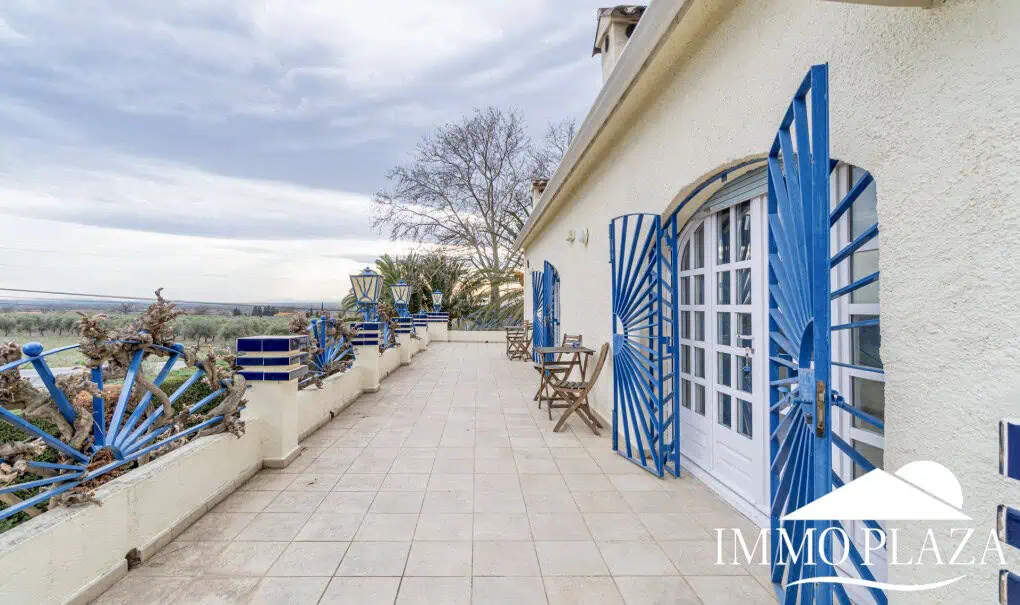 Large family villa on a plot of 3800m2, 7 bedrooms, 5 bathrooms, + outbuilding of 70m2, swimming pool. Costa Brava – Rosas