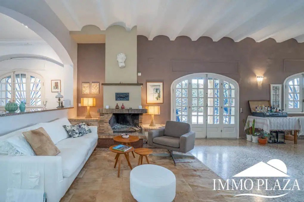 Large family villa on a plot of 3800m2, 7 bedrooms, 5 bathrooms, + outbuilding of 70m2, swimming pool. Costa Brava – Rosas