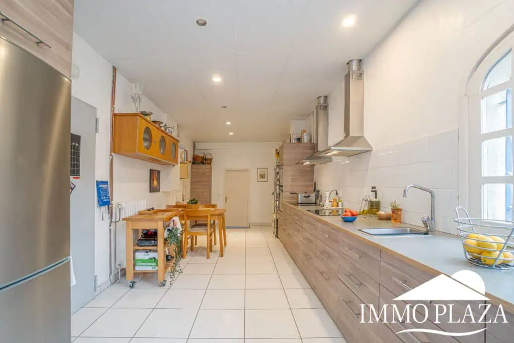 Large family villa on a plot of 3800m2, 7 bedrooms, 5 bathrooms, + outbuilding of 70m2, swimming pool. Costa Brava – Rosas