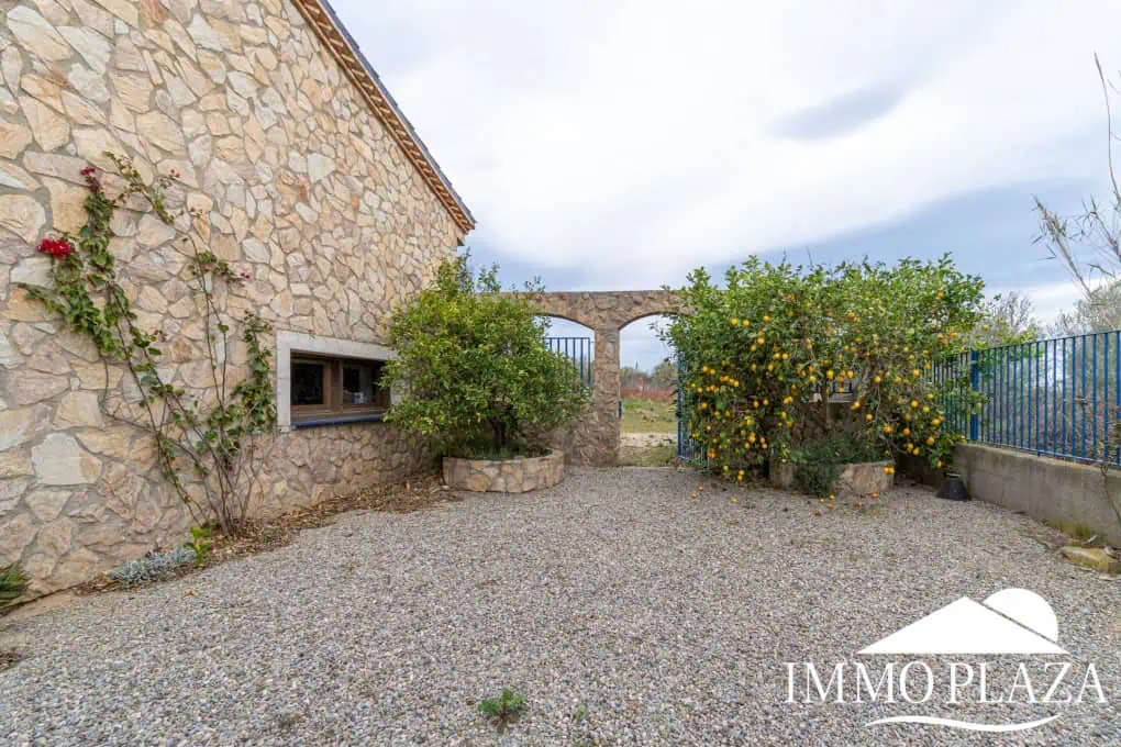Large family villa on a plot of 3800m2, 7 bedrooms, 5 bathrooms, + outbuilding of 70m2, swimming pool. Costa Brava – Rosas