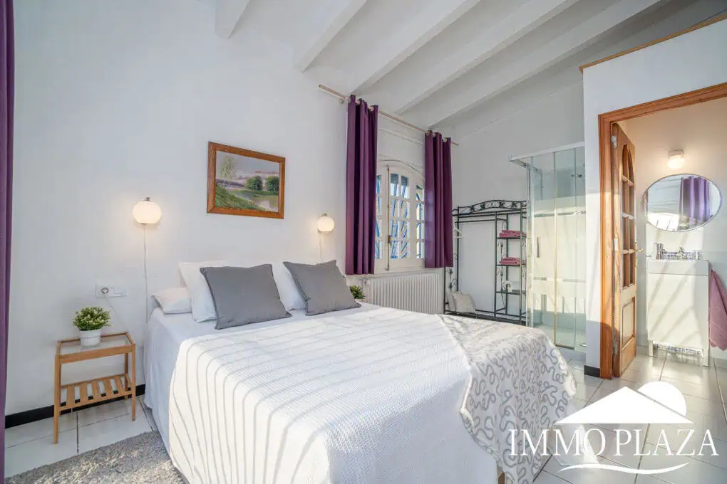 Large family villa on a plot of 3800m2, 7 bedrooms, 5 bathrooms, + outbuilding of 70m2, swimming pool. Costa Brava – Rosas