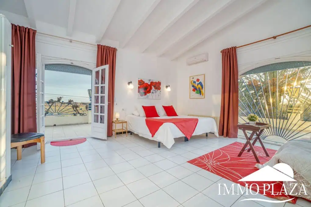 Large family villa on a plot of 3800m2, 7 bedrooms, 5 bathrooms, + outbuilding of 70m2, swimming pool. Costa Brava – Rosas