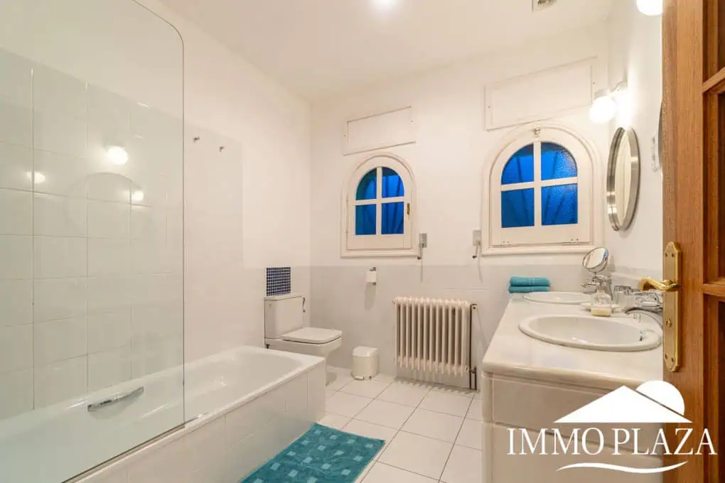 Large family villa on a plot of 3800m2, 7 bedrooms, 5 bathrooms, + outbuilding of 70m2, swimming pool. Costa Brava – Rosas