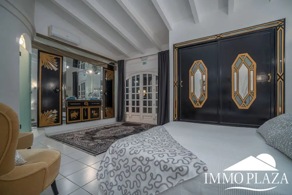 Large family villa on a plot of 3800m2, 7 bedrooms, 5 bathrooms, + outbuilding of 70m2, swimming pool. Costa Brava – Rosas