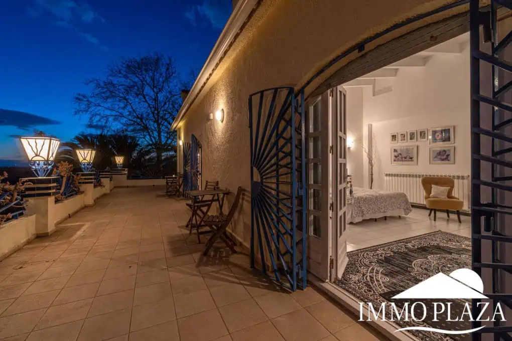 Large family villa on a plot of 3800m2, 7 bedrooms, 5 bathrooms, + outbuilding of 70m2, swimming pool. Costa Brava – Rosas