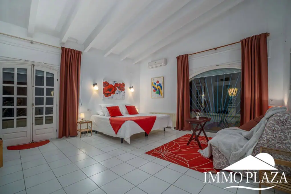 Large family villa on a plot of 3800m2, 7 bedrooms, 5 bathrooms, + outbuilding of 70m2, swimming pool. Costa Brava – Rosas