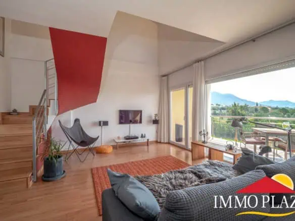 Modern duplex-Penthouse (122m2), 3 bedrooms, 2 bathrooms, private parking, swimming pool with views over the bay of Rosas!