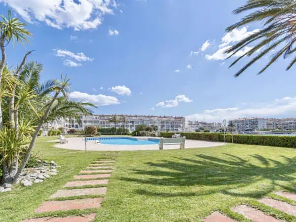 Comfortable apartment with tourist license, lake view, 2 bedrooms, 2 bathrooms, optional private garage, 2 swimming pools and garden
