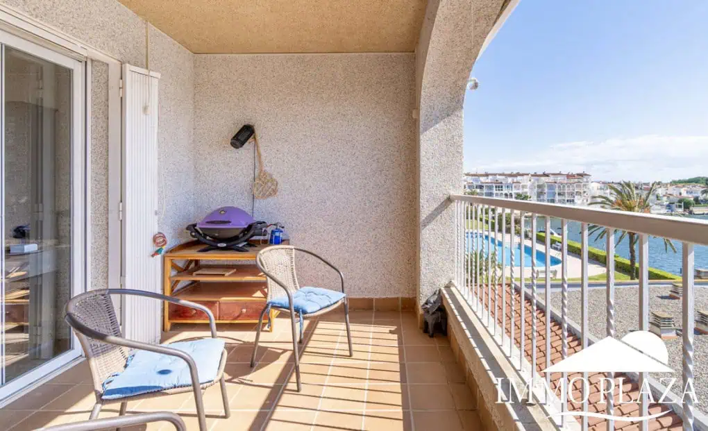 Comfortable apartment with tourist license, lake view, 2 bedrooms, 2 bathrooms, optional private garage, 2 swimming pools and garden