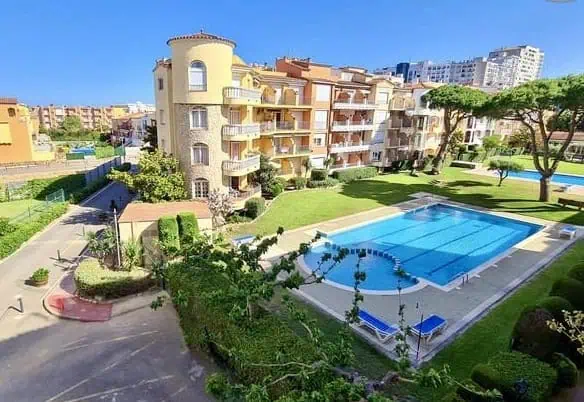 Crossing apartment next to the beach and the center of Empuriabrava, 2 bedrooms, 2 terraces, view of the community swimming pool.